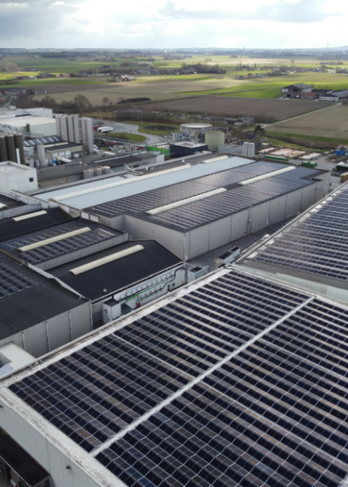 Zonnepanelen op de daken van Ysco in Langemark